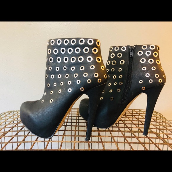 ALDO Black Rocker Grommet Ankle Boots sz 7 - Picture 2 of 7